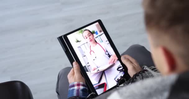 Άρρωστος άνθρωπος επικοινωνεί με video call με το γιατρό αργή κίνηση 4k ταινία — Αρχείο Βίντεο