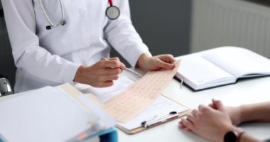 Doktor kalp sorunu olan hastaların kardiyogramlarını inceliyor.