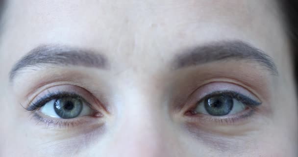 Женские глаза с серо-зеленым зрачком замедленной съемки 4К фильма — стоковое видео