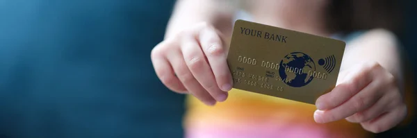 Elinde plastik kredi kartı tutan küçük bir kız. — Stok fotoğraf