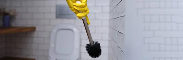 Limpiador de guantes de goma amarilla con cepillo de inodoro en primer plano — Foto de Stock