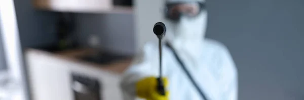 Desinfectante en traje protector con spray líquido para matar insectos de cerca —  Fotos de Stock