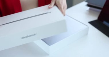 Minsk, Belarus, 12 Ekim 2021: Kadın yeni bir Apple Macbook Air ile beyaz kutuyu açıyor.