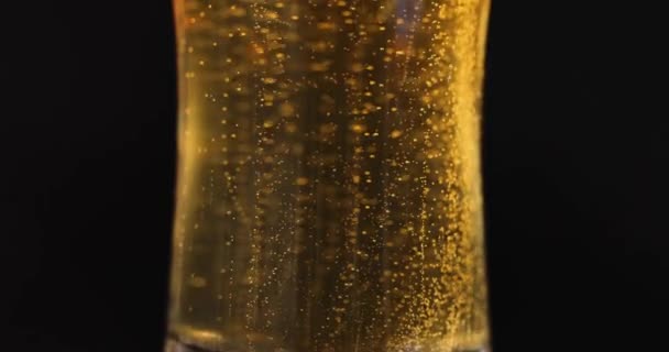 찬 맥주와 거품 4k 영화 슬로우 모션으로 유리를 클로즈업 — 비디오