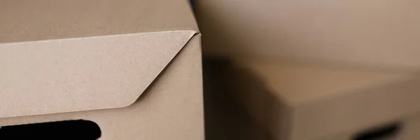 Gros plan de nombreuses boîtes de rangement en carton brun — Photo