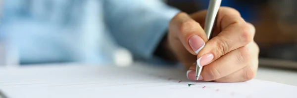 Женский почерк с серебряной шариковой ручкой в блокноте крупным планом — стоковое фото