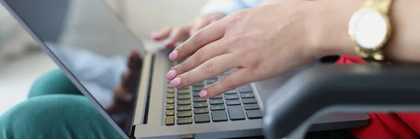 Mujer discapacitada en silla de ruedas escribiendo en primer plano teclado portátil — Foto de Stock