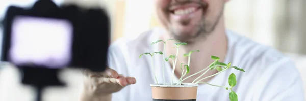 Mann bloggt mit Topf voller Pflanzenkohl in der Hand vor der Kamera Nahaufnahme — Stockfoto