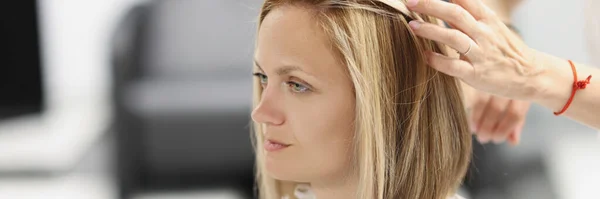 Hairdresser making hair styling to woman client in beauty salon — Stock Photo, Image