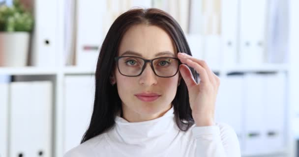 Mujer joven se quita las gafas y mira hacia adelante con sorpresa — Vídeo de stock