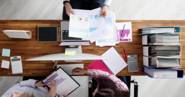 Belgeler ve bilgisayarlarla aynı masada çalışan bir grup iş adamı en iyi görüntü 4k film yavaş çekim