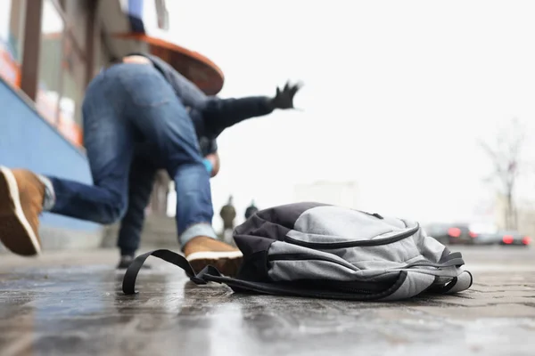 Persona lesionarse después de caer en suelo resbaladizo en la temporada de invierno — Foto de Stock