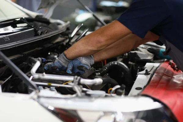 Professionell mekaniker manliga reparation detalj i bil på gropen station — Stockfoto