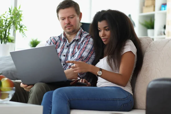 Medelålders man och latinamerikansk kvinna väljer något online — Stockfoto