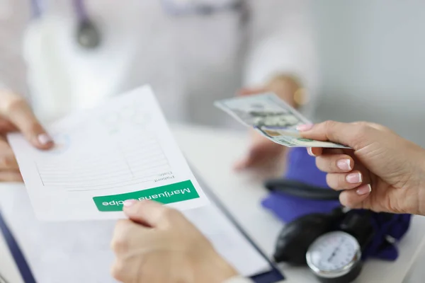 Paciente dá dinheiro de nota ao médico para receita de maconha no hospital — Fotografia de Stock