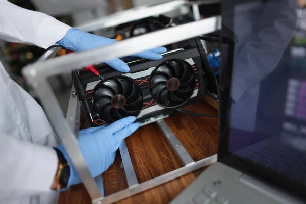Чоловік-механік встановлює вентилятор охолоджувача з мідними трубами на комп'ютерний процесор — стокове фото