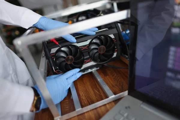 Homem mecânico instalando ventilador refrigerador com tubos de cobre no processador de computador — Fotografia de Stock