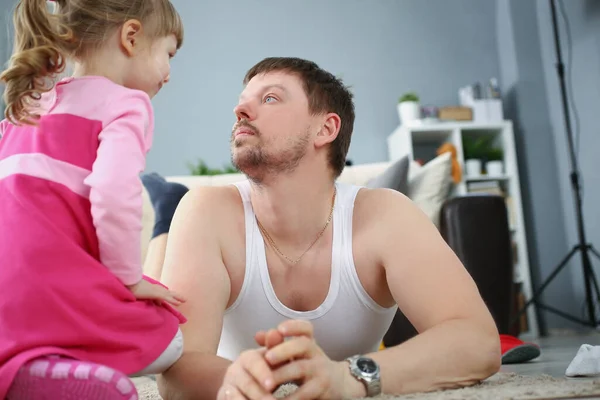 Far och dotter spenderar tid tillsammans hemma på semester — Stockfoto