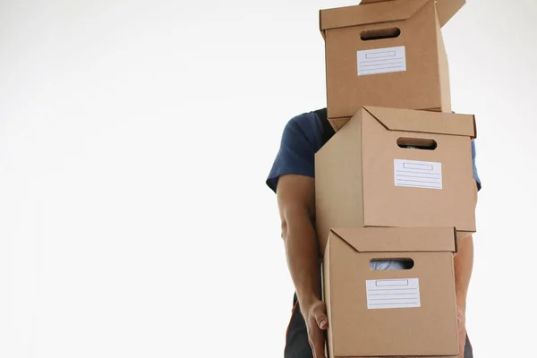 Почтальон перевозит груз с картонными пакетами для дальнейшей доставки. — стоковое фото