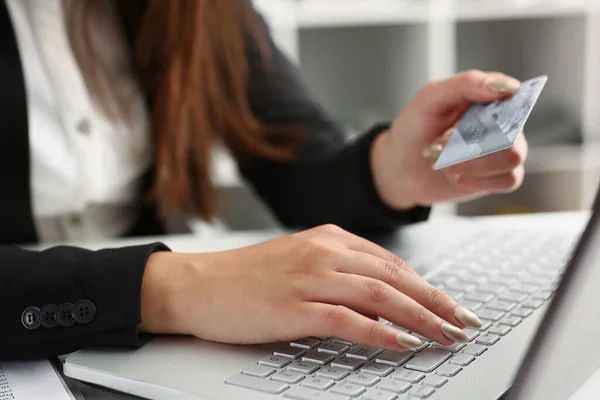 Mujer botones de prensa en el teclado, pagar en línea con tarjeta de crédito, compras remotas en el ordenador portátil —  Fotos de Stock