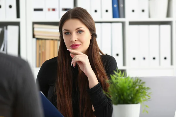 Hombre y sonriente mujer madura hablando en la oficina discutir momento de trabajo — Foto de Stock