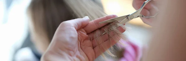 Master parrucchiere taglia doppie punte di capelli con forbici primo piano — Foto Stock