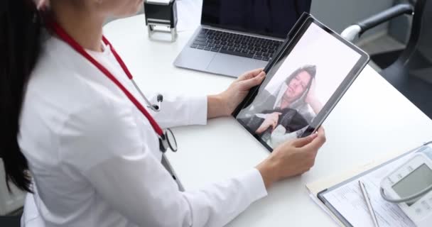 Le médecin consulte à distance le patient malade par appel vidéo — Video