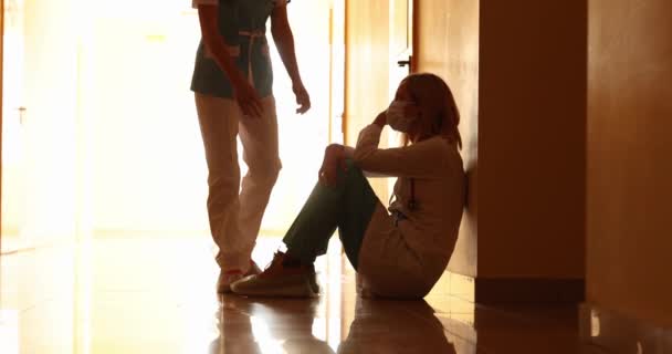 Medico consola medico stanco seduto nel corridoio dell'ospedale — Video Stock