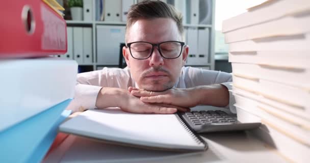 Homme d'affaires fatigué au bureau ouvre les yeux brusquement lent film 4k — Video