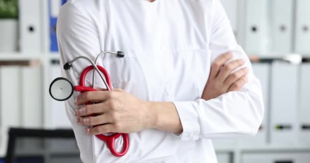 Doctor in white coat holds stethoscope slow motion 4k movie — Stock Video