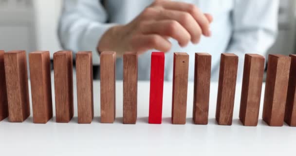 Empresária tira bloco de madeira vermelho da fila de bege — Vídeo de Stock