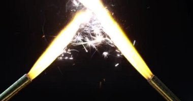 Diwali ağır çekim 4K filminde havai fişekler patlar.