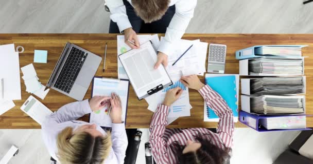 Equipo de empresarios firma documento en mesa de trabajo — Vídeos de Stock