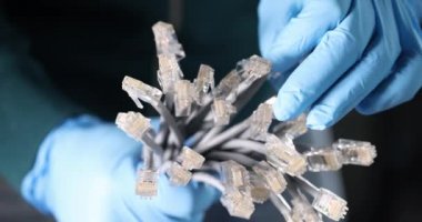 Eldivenlerde uzman. Bir sürü ağ kablosu var. Rj45. Ağır çekim filmi.