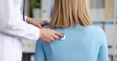 Doktor hastanın nefes alışını steteskop dikiz görüşüyle teşhis etti.