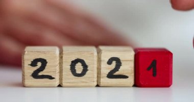Tahta küplerdeki tarih 2021 'den 2022 yavaş çekim 4k filme değişiyor.