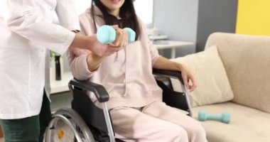 Diriltici, tekerlekli sandalyedeki kadınların halterle egzersiz yapmalarına yardımcı olur.