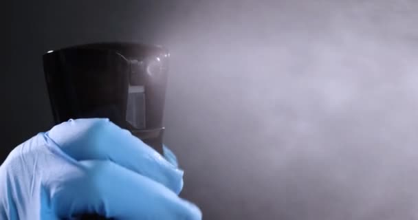 Рука в резиновой перчатке нажатие спрей пистолет крупным планом 4k фильма замедленной съемки — стоковое видео
