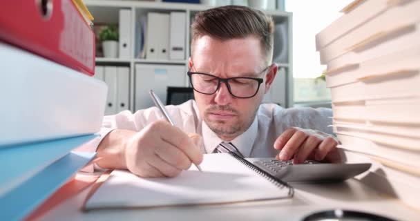 Man vullen van papieren aan tafel in het kantoor en in slaap vallen 4k film slow motion — Stockvideo