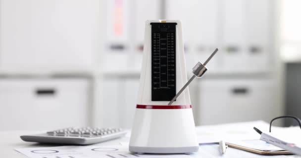 사무실 슬로우 모션 4k 영화에서 데스크 탑 컴퓨터로 일하는 모습 — 비디오