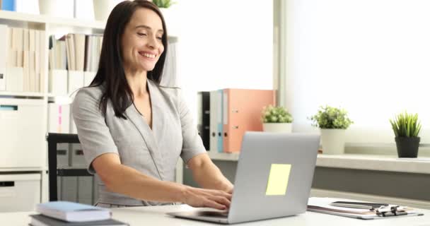 Mujer de negocios escribiendo en el teclado del ordenador portátil y regocijo película 4k cámara lenta — Vídeos de Stock