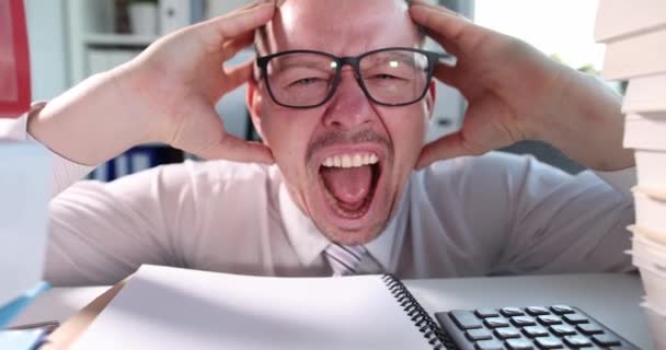Jonge zakenman schreeuwt op de werkplek slow motion 4k film — Stockvideo