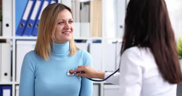 Orvos terapeuta hallgat sztetoszkóppal nő beteg klinikán 4k film lassított felvétel — Stock videók
