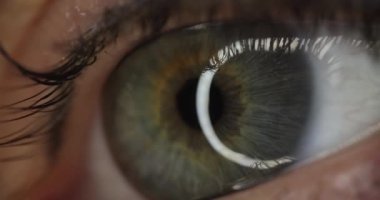 Yeşil iris 4K filmli kadın göz.