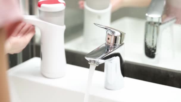 Mujer lavándose las manos con jabón líquido bajo el grifo de primer plano 4k película cámara lenta — Vídeos de Stock