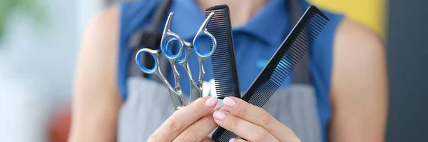 Parrucchiere donna con forbici per capelli e pettine in primo piano mani — Foto Stock