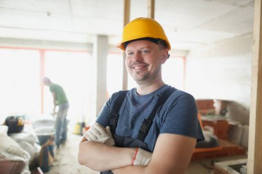 Kasklı bir ustabaşı içeride bekliyor.