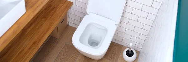 Banyo arka planında duran açık kapaklı beyaz klozet. — Stok fotoğraf