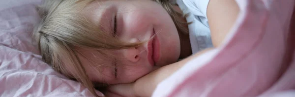 Bambina che dorme in letto rosa a casa — Foto Stock