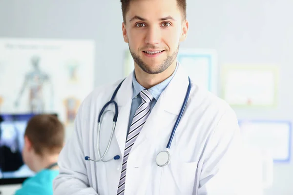 Jovem não raspada médico masculino sorrindo, close-up — Fotografia de Stock